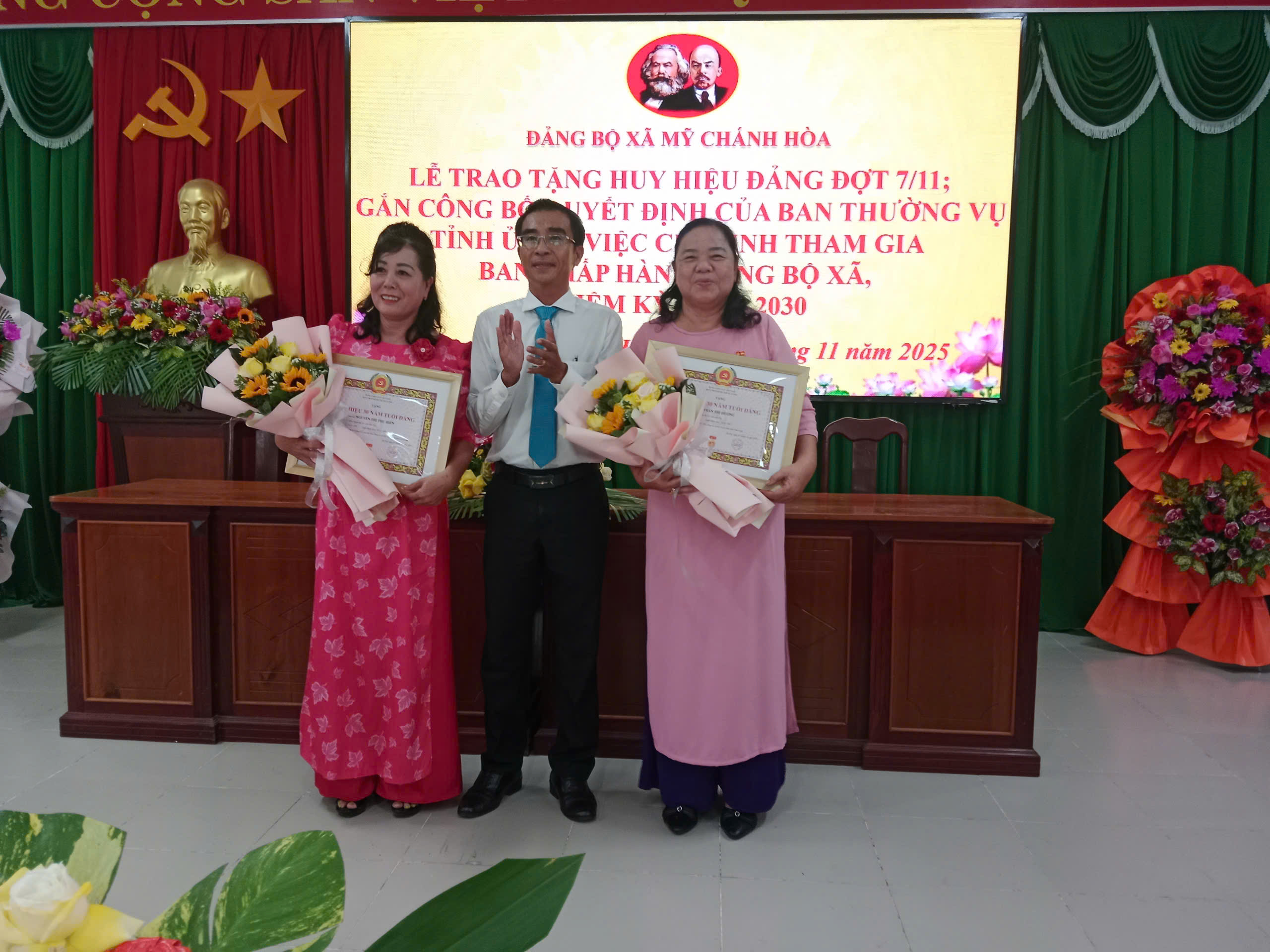 Xã Mỹ Chánh Hòa: Trao Huy hiệu Đảng và công bố Quyết định chỉ định tham gia Ban Chấp hành Đảng bộ xã, nhiệm kỳ 2025-2030