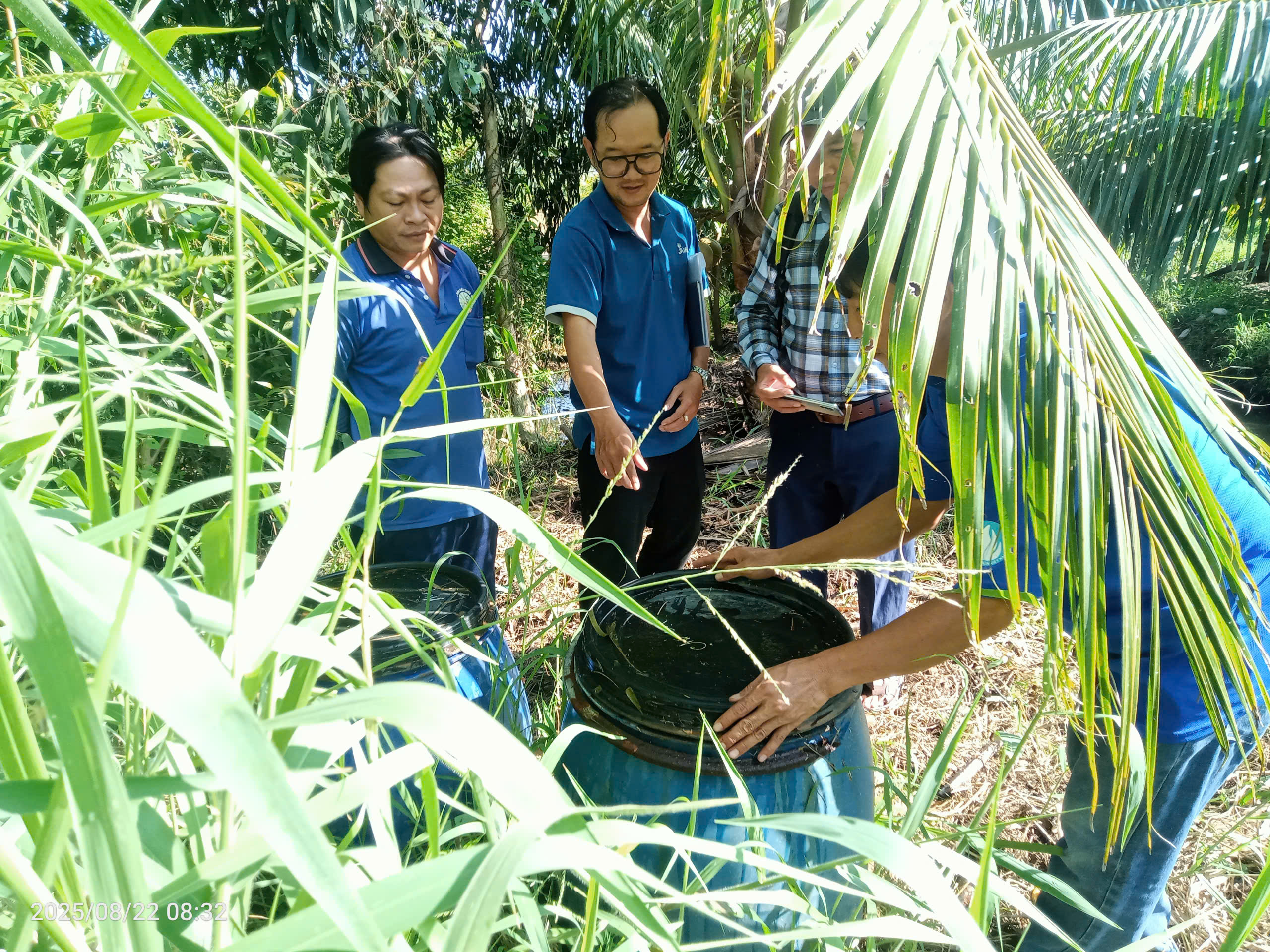 Hội Nông dân xã Mỹ Chánh Hòa khảo sát mô hình nông nghiệp thích ứng biến đổi khí hậu
