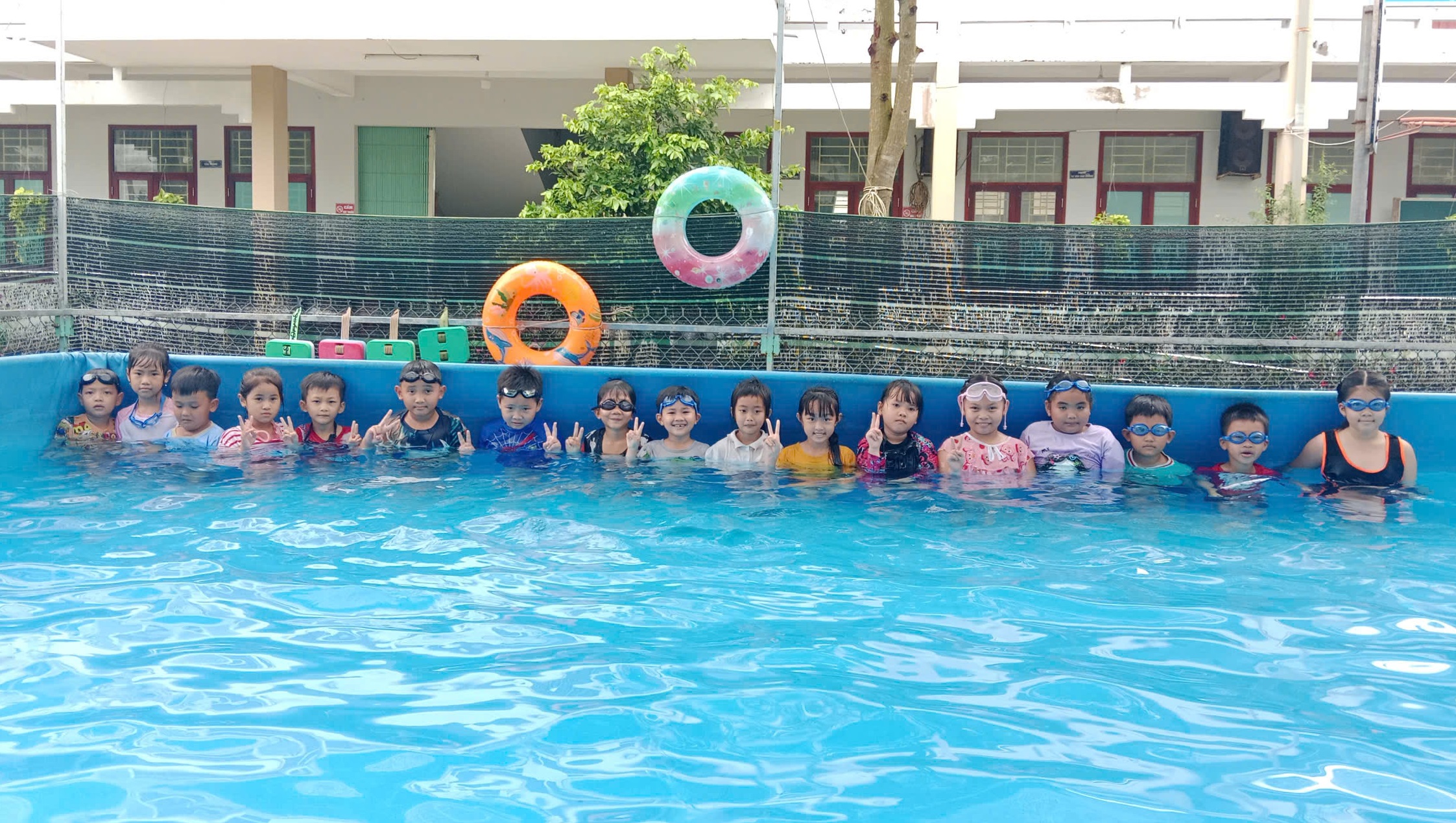 Kiểm tra lớp phổ cập bơi và kỹ năng phòng, chống đuối nước cho học sinh Trường Tiểu học Mỹ Hòa