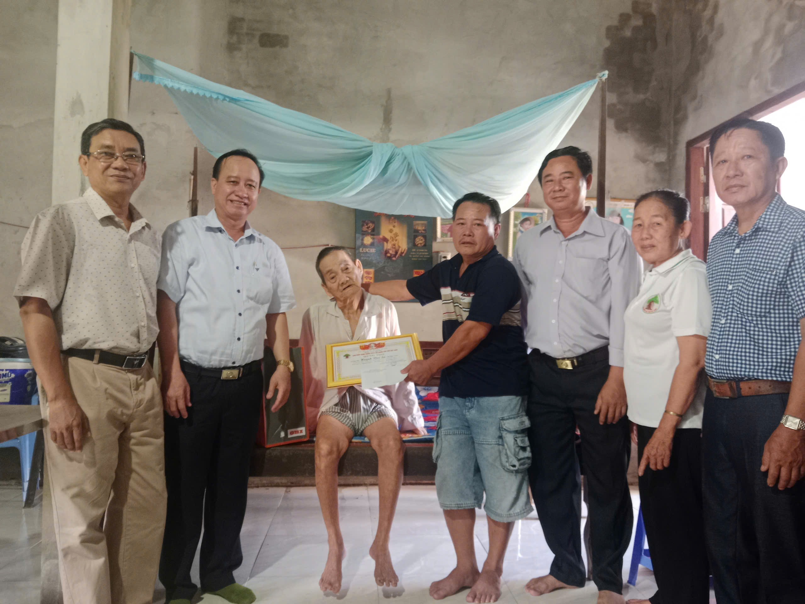 Lãnh đạo xã Mỹ Chánh Hòa thăm, tặng quà mừng thọ nhân Ngày Quốc tế Người cao tuổi